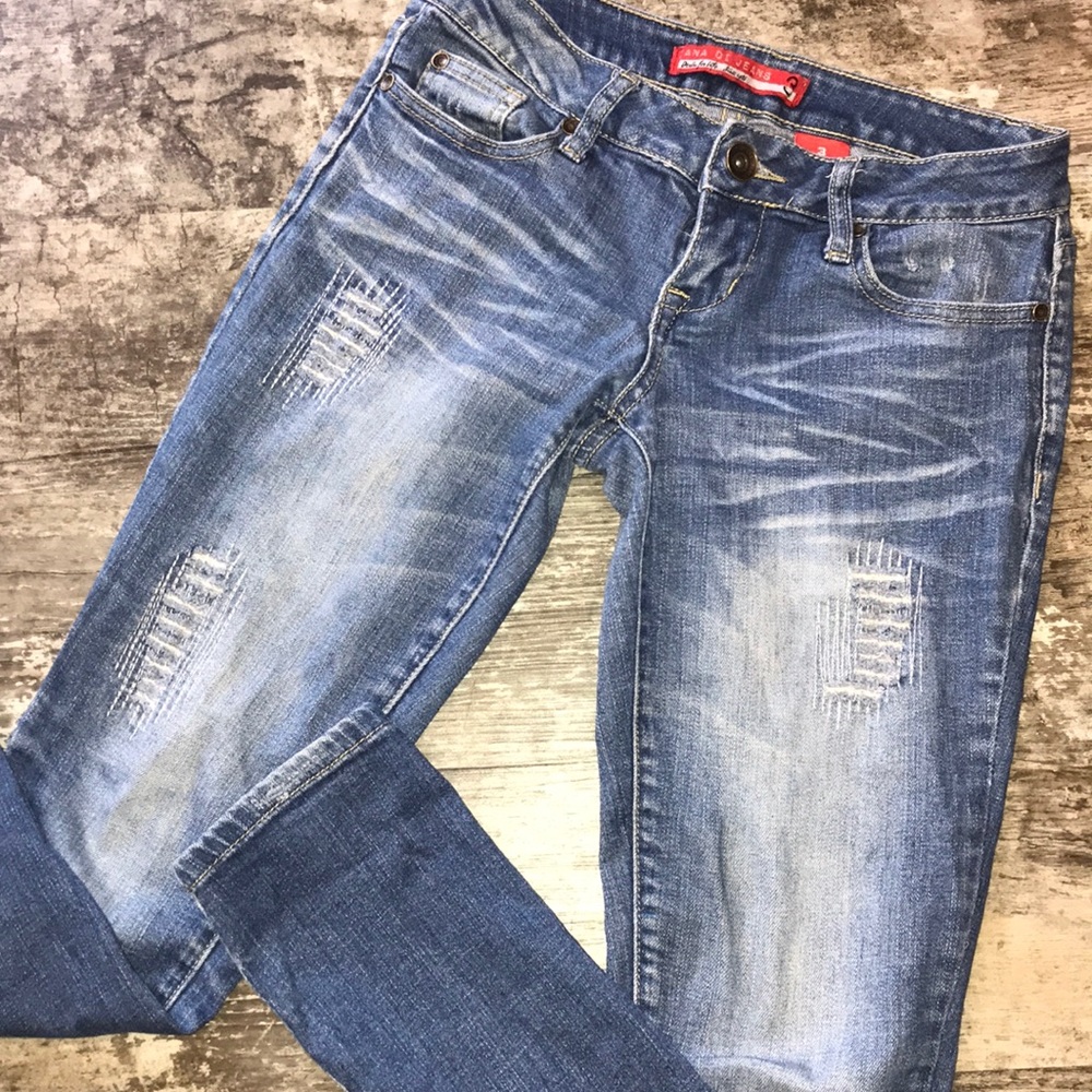 ❌❌SOLD❌❌Distressed Jeans
